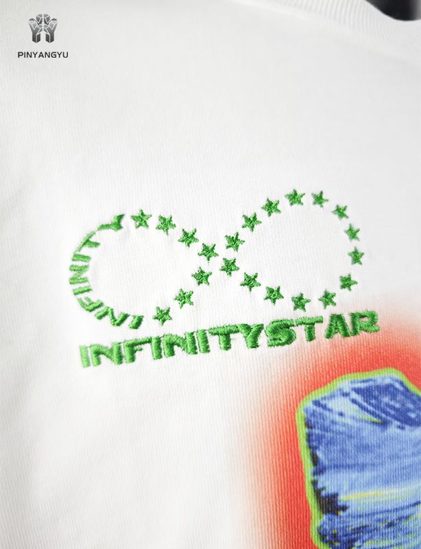 Tilpasset DTG-trykk og broderidesign i oversize-stil