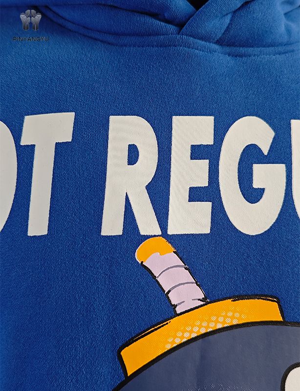 Silketrykk og fargerik logodesign-hettegenser
