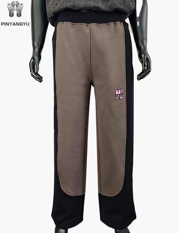 Brodert design med joggebukser i skjøtet stoff