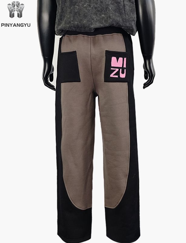 Brodert design med joggebukser i skjøtet stoff