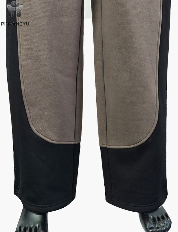 Brodert design med joggebukser i skjøtet stoff