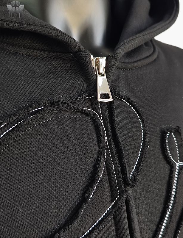 Tilpasset hettegenser med dobbel glidelås og broderi
