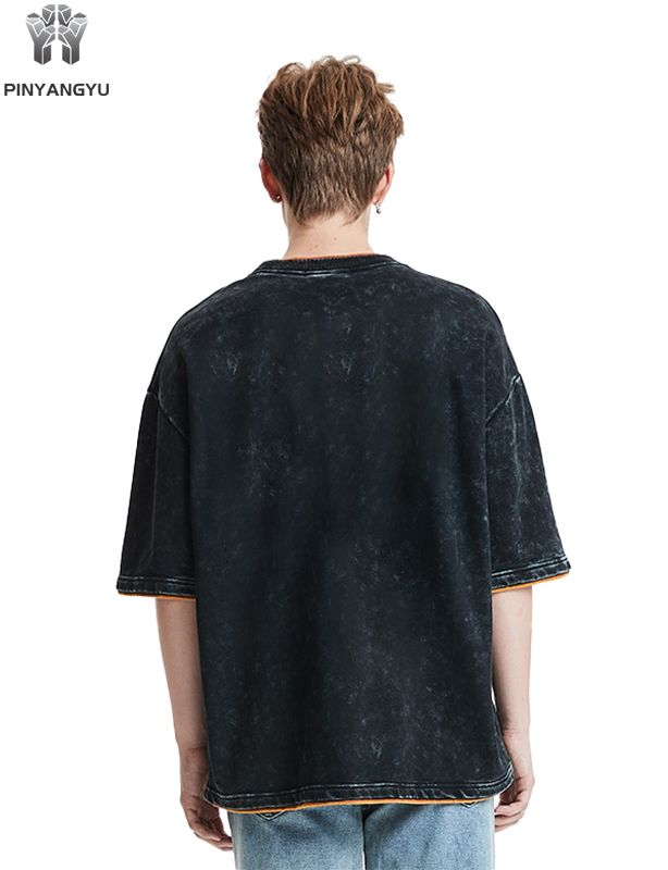 T-skjorte med slitt vask og lappeteppedesign