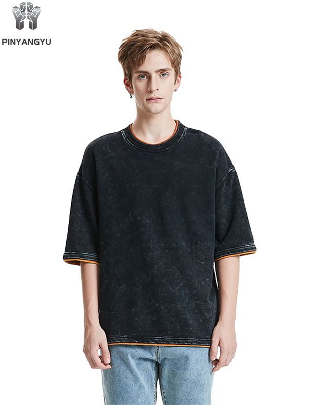 T-skjorte med slitt vask og lappeteppedesign