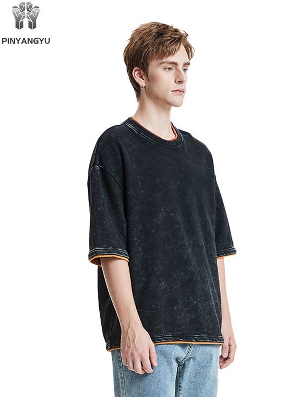 T-skjorte med slitt vask og lappeteppedesign