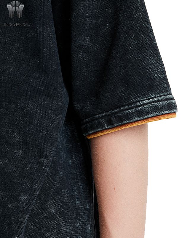 T-skjorte med slitt vask og lappeteppedesign